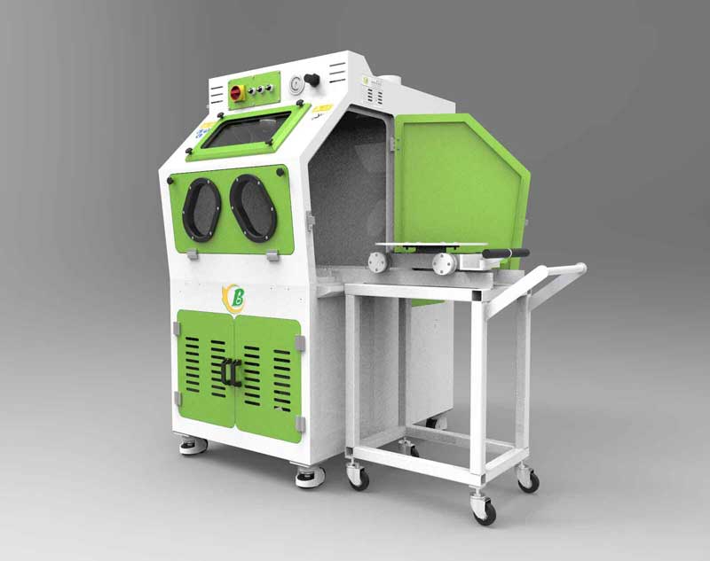 新型環(huán)保式手動推車轉臺噴砂機-特點： A. 本設備所有配件均采用激光切割下料，外型美觀； B. 本設備能有效的提高沙料的均勻度，能源損耗得···