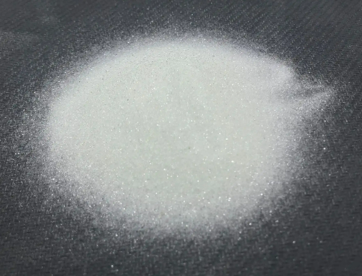 騰博機(jī)械磨料——玻璃珠-磨料簡介 騰博系列玻璃珠根據(jù)粒徑范圍、 質(zhì)量百分比不同，大致把玻璃珠分為2種，噴砂機(jī)械噴砂和拋光玻璃珠?！ぁぁ?  title=