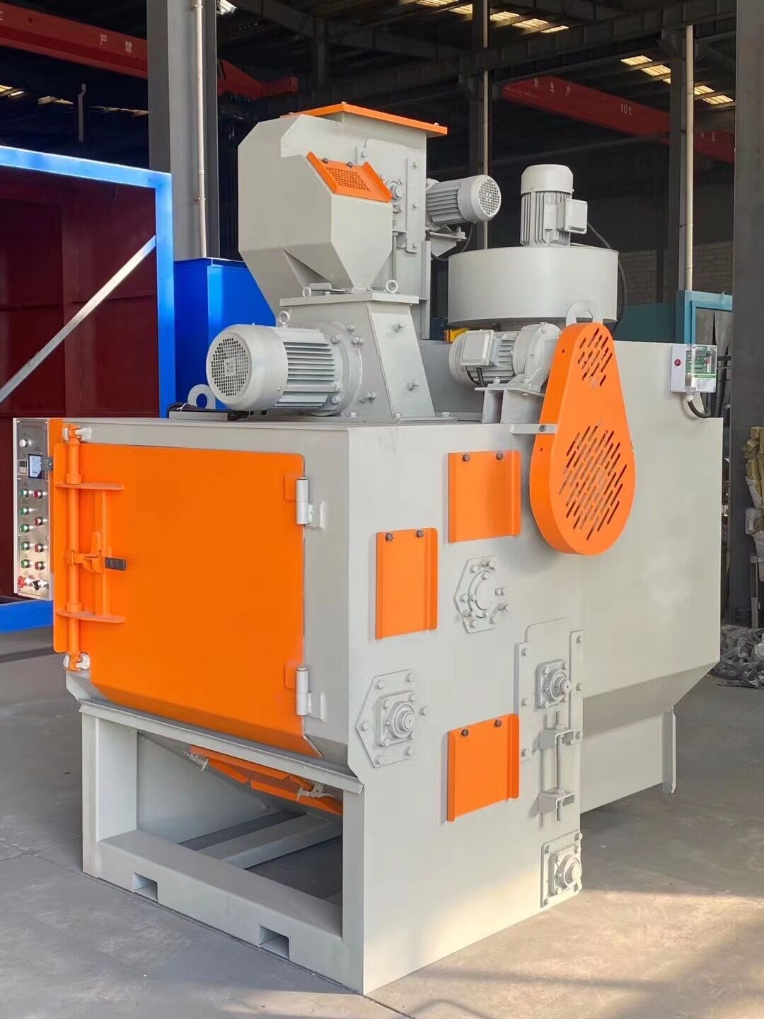 履帶式拋丸機——橡膠履式-橡膠履帶式拋丸機耐磨橡膠履帶，進行拋丸處理時減少了對工件的碰撞、損傷現(xiàn)象，降低了機器的噪聲。