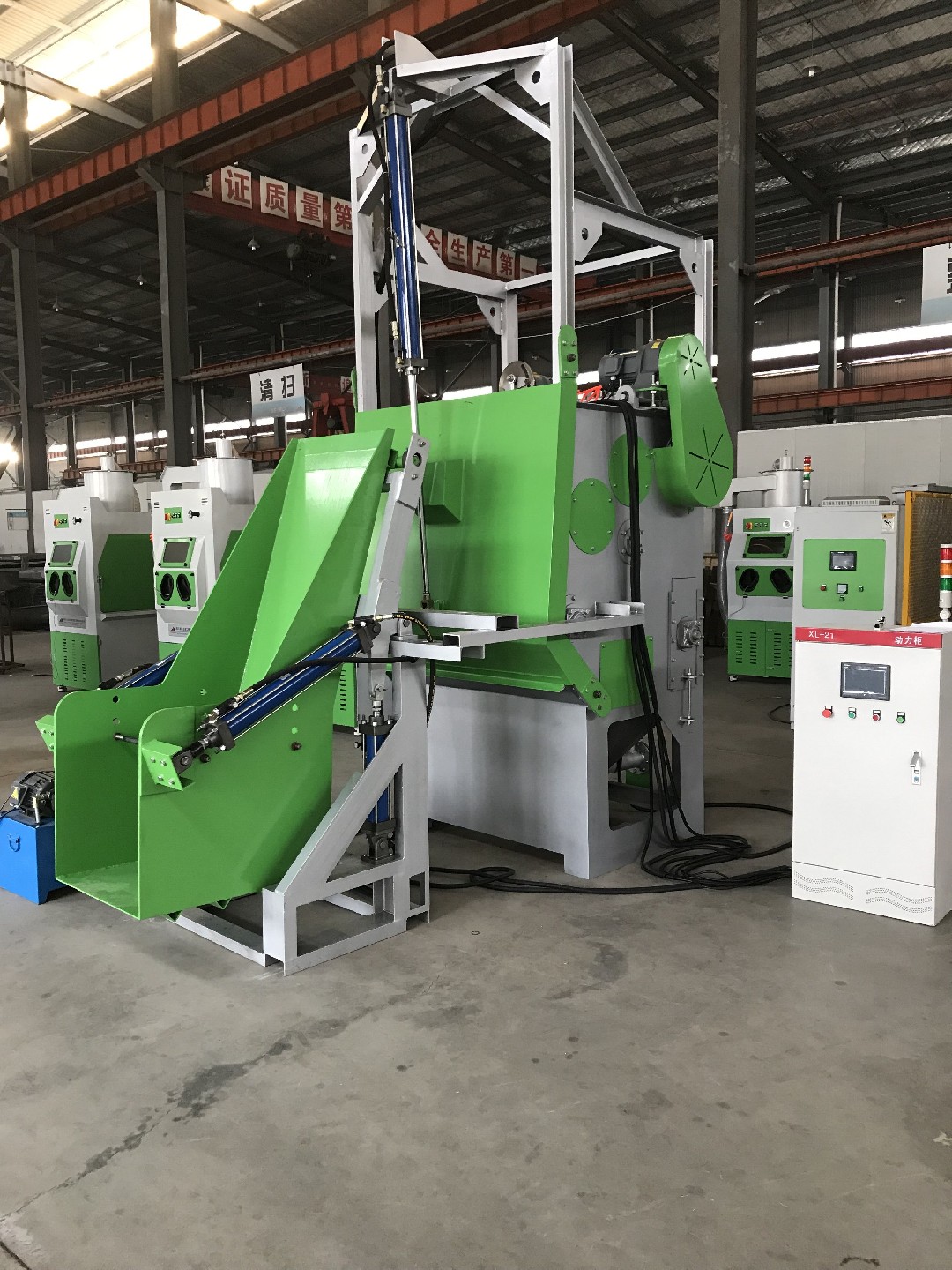 TB-SF300KG-6A自動上下料履帶式自動噴砂機，履帶液體自動噴砂機，自動液體噴砂機-此設備是針對（小零件類）工件而設計制作的專用噴砂機設備。原理是以壓縮空氣作為加速動力，通過輸送氣管進···